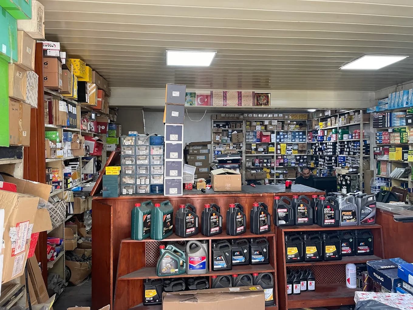 Kayasan Otomotiv mağaza içi raf görünümü